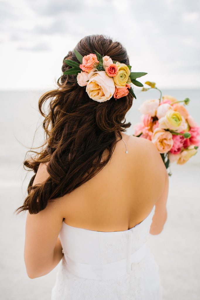 Bridal hair comb with juliet garden roses and ranunculus in peach and coral.