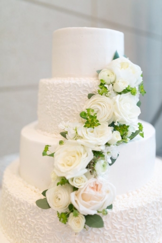All white fresh cake flowers with garden roses.